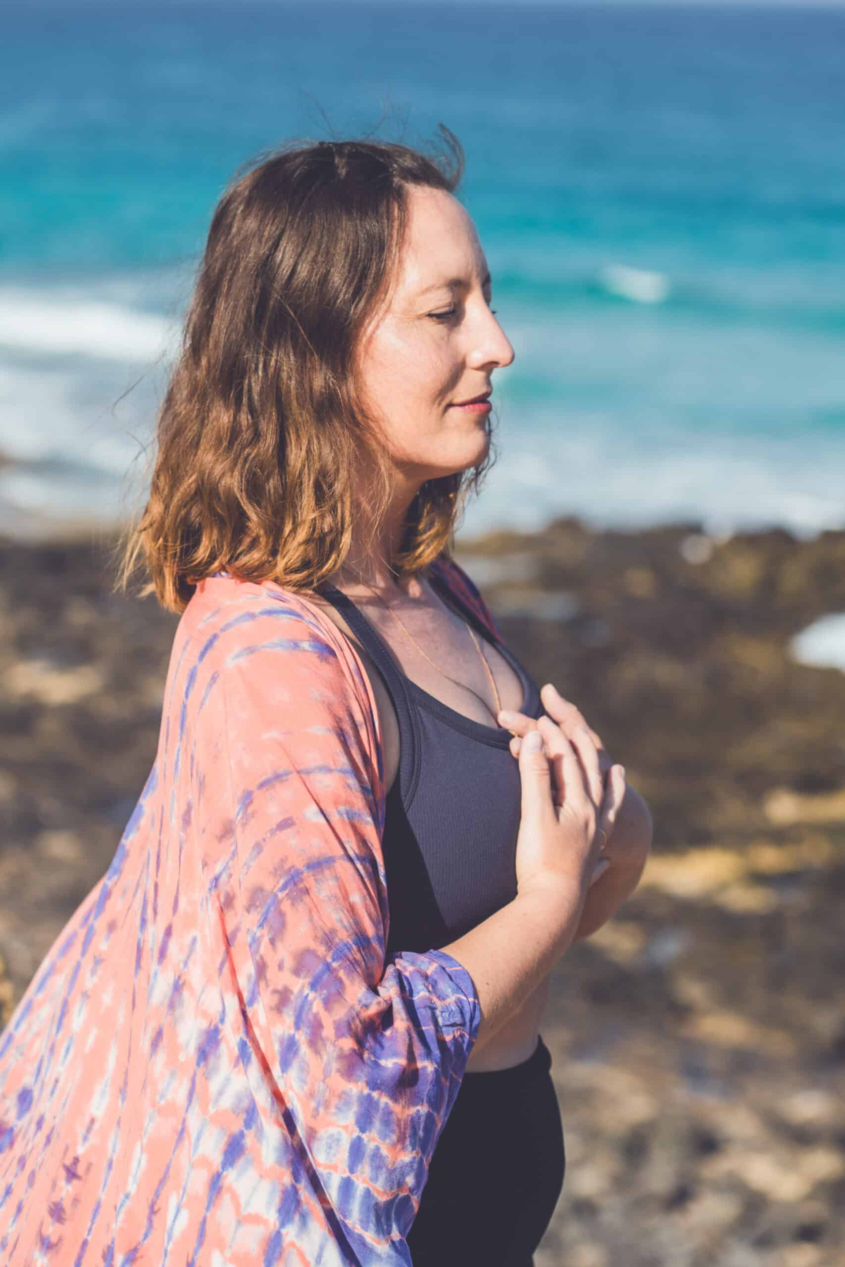 Sandra am Meer mit einem im Wind bewegten Tuch