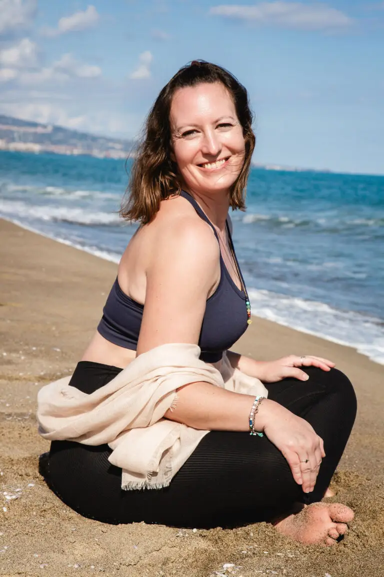 Achtsamkeitstrainerin Sandra Dorschner sitzend am Strand